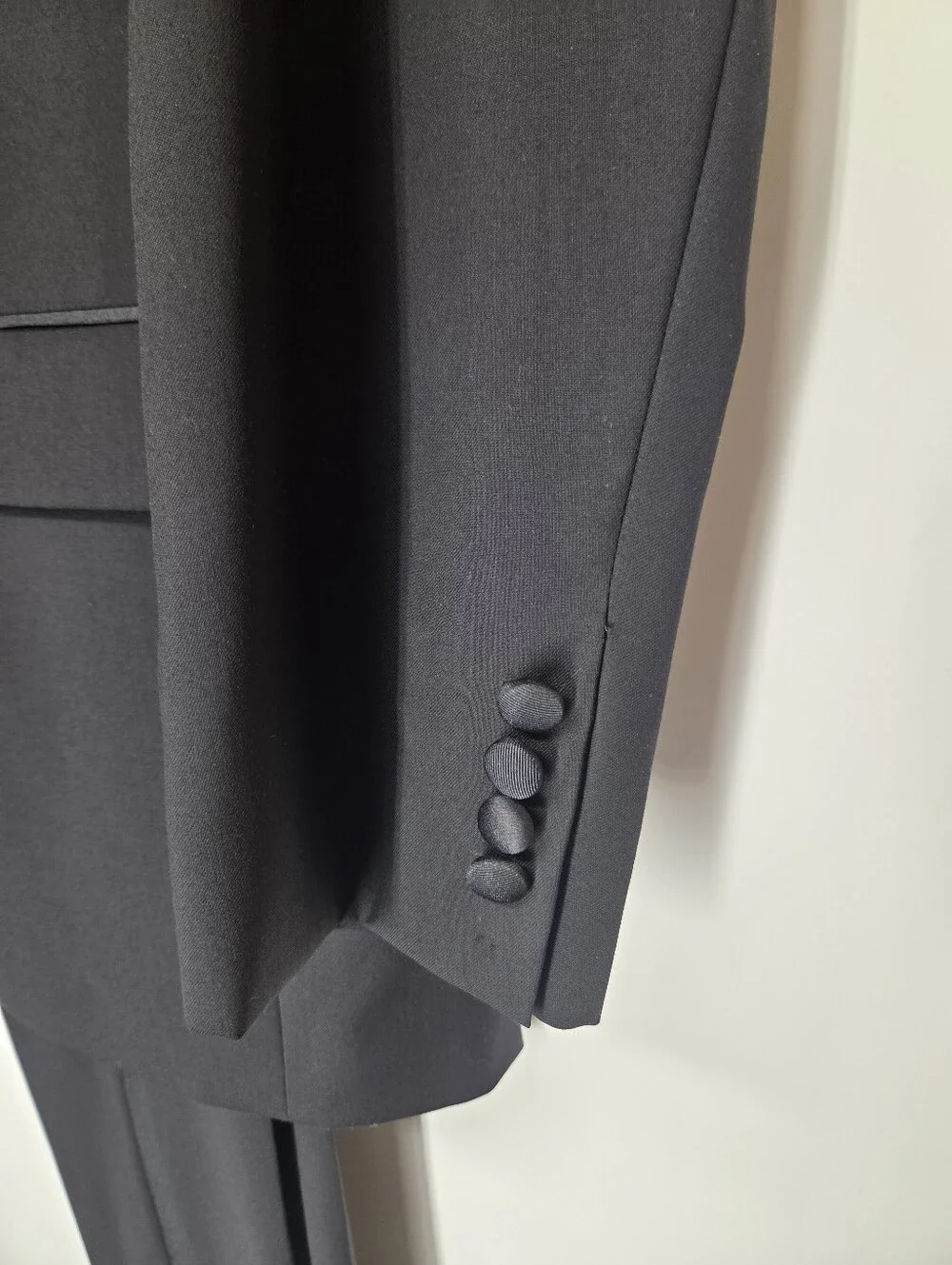 Vera Wang Black 2-Piece Tuxedo 44R/38W Grosgrain Notch Lapel  100% Wool